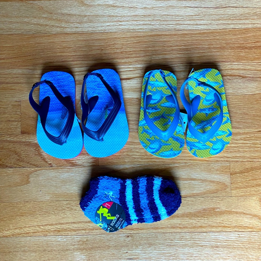 NWT 2 pairs-Gap toddler flip flops; 1 pair- fuzzy socks